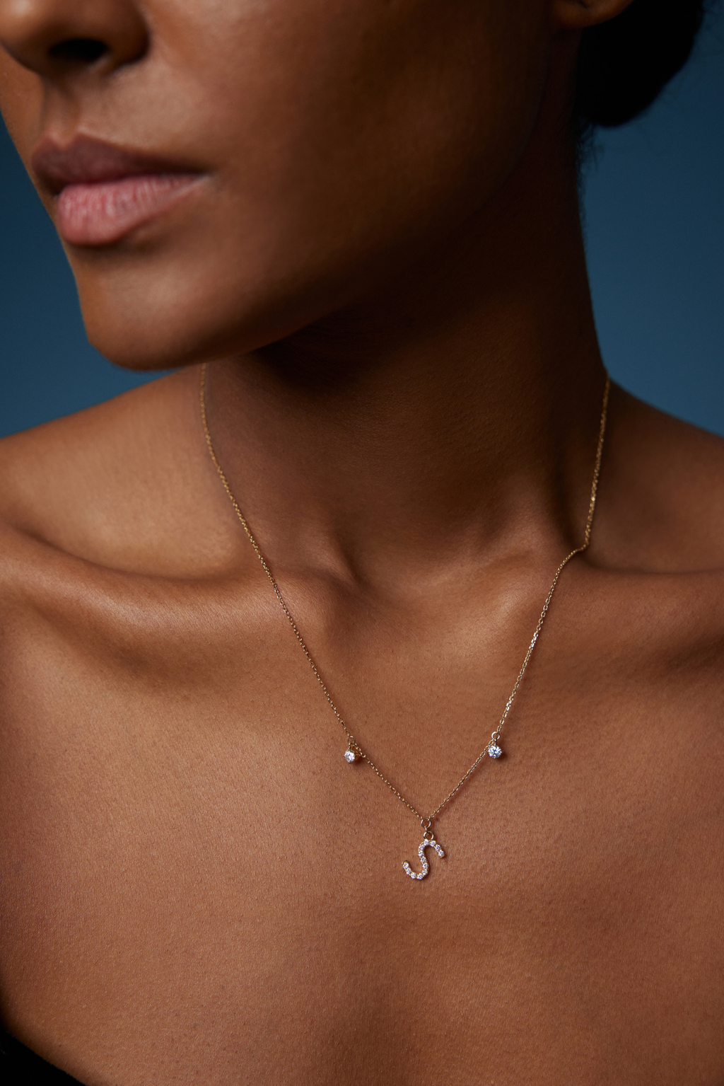 Detailaufnahme einer Initialenkette aus 18K Gold mit diamantbesetztem Buchstaben S und zwei beweglichen Labordiamanten, insgesamt 0,42 ct.