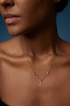 Detailaufnahme einer Initialenkette aus 18K Gold mit diamantbesetztem Buchstaben S und zwei beweglichen Labordiamanten, insgesamt 0,42 ct.