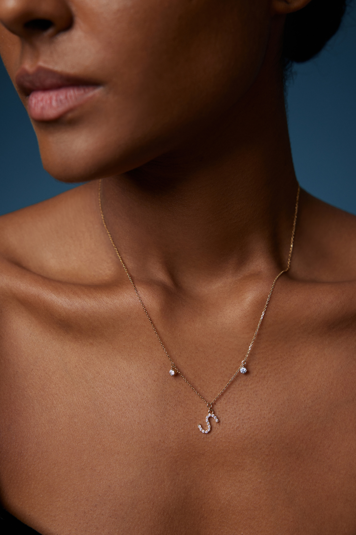 Detailaufnahme einer Initialenkette aus 18K Gold mit diamantbesetztem Buchstaben S und zwei beweglichen Labordiamanten, insgesamt 0,42 ct.
