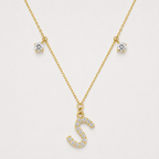Initialenkette mit diamantbesetztem Buchstaben S und zwei beweglichen runden Labordiamanten, insgesamt 0,42 ct, aus 18K Gold.