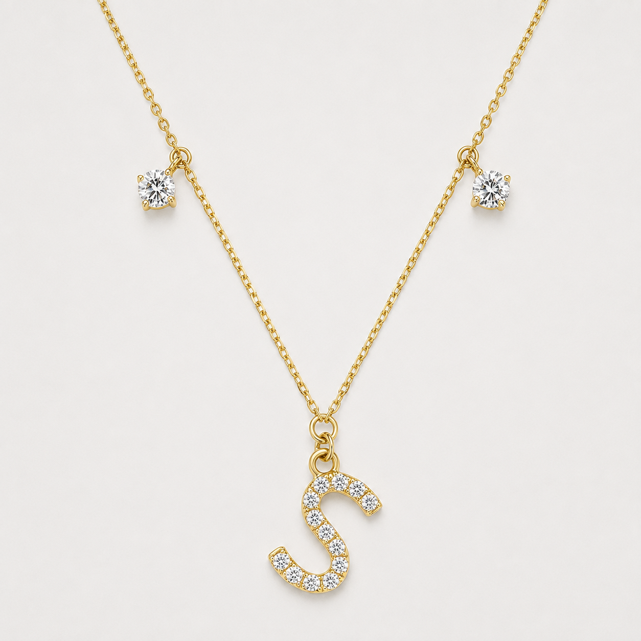 Initialenkette mit diamantbesetztem Buchstaben S und zwei beweglichen runden Labordiamanten, insgesamt 0,42 ct, aus 18K Gold.