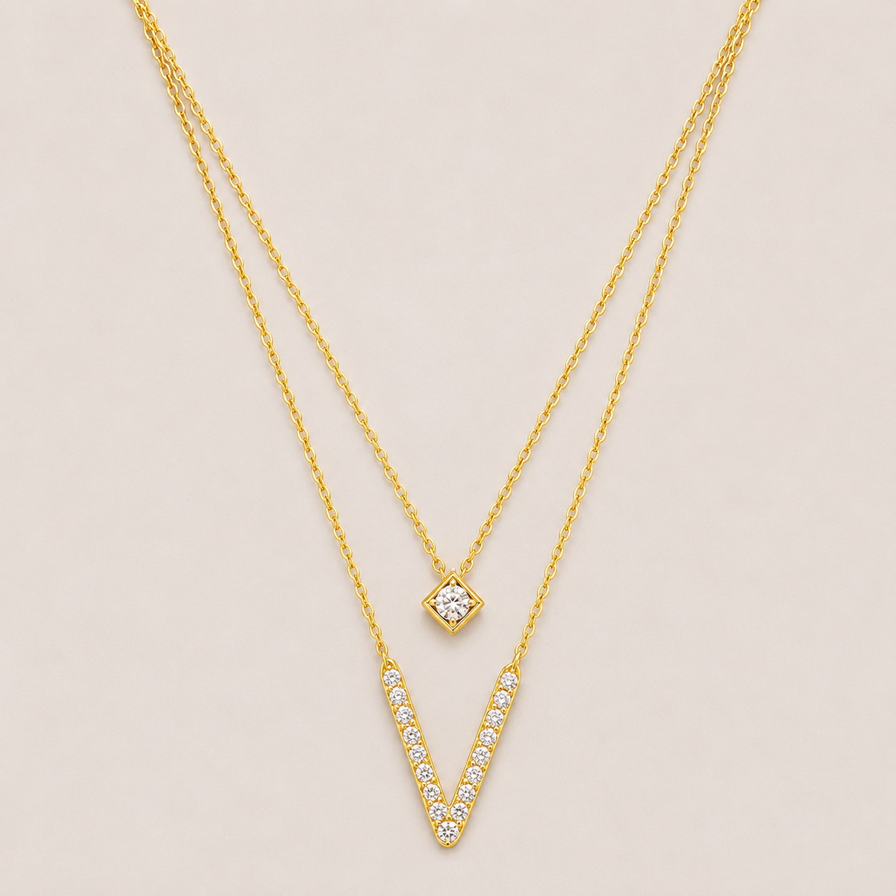 Zweireihige Diamantkette aus 18K Gelbgold mit diamantbesetztem V-Anhänger und quadratischem Diamantdetail.
