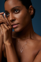 Model trägt eine zweireihige Diamantkette aus 18K Roségold mit diamantbesetztem V-Anhänger und quadratischem Diamantdetail.