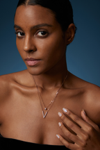 Model trägt eine zweireihige Diamantkette aus 18K Roségold mit diamantbesetztem V-Anhänger und quadratischem Diamantdetail.