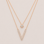 Zweireihige Layering-Kette aus 18K Roségold mit diamantbesetztem V-Anhänger und quadratischem Diamantanhänger.