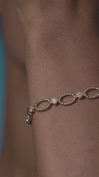 Twisted Oval Link Bracelet in 18K Yellow Gold with Lab-Grown Diamonds