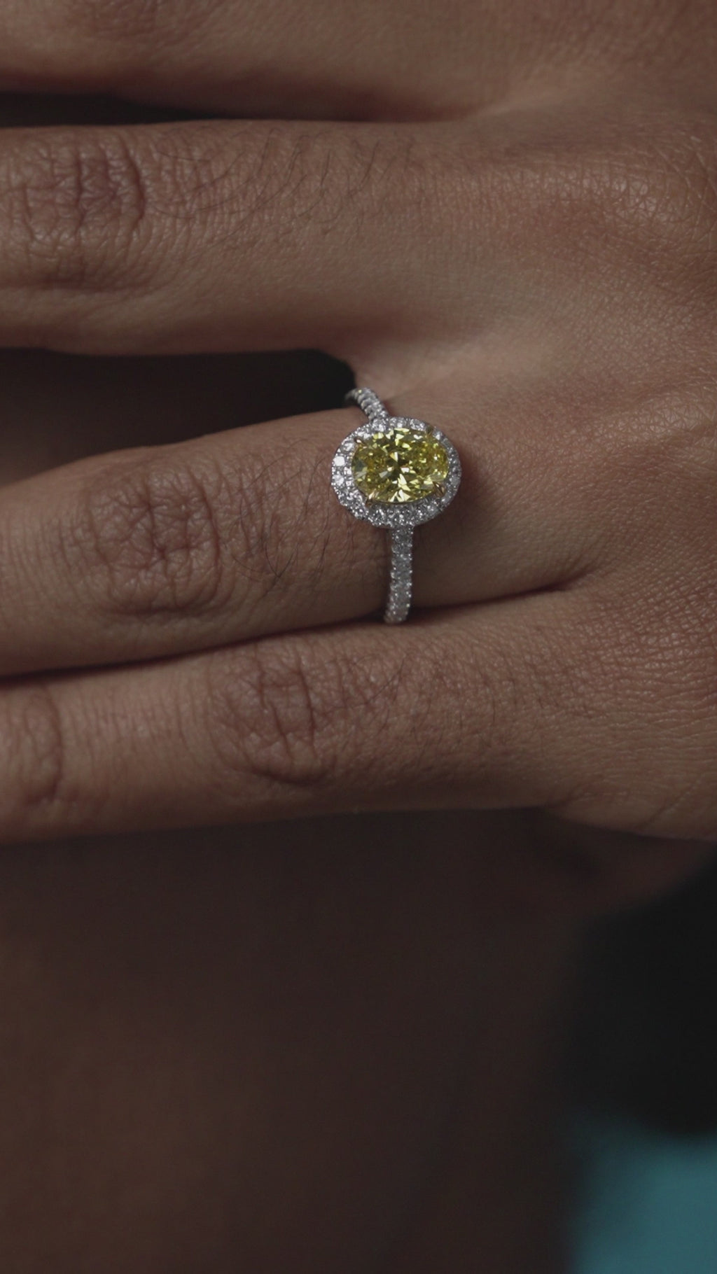 18k Weißgold Halo Ring mit gelbem ovalen Labordiamanten und Pavé Schiene