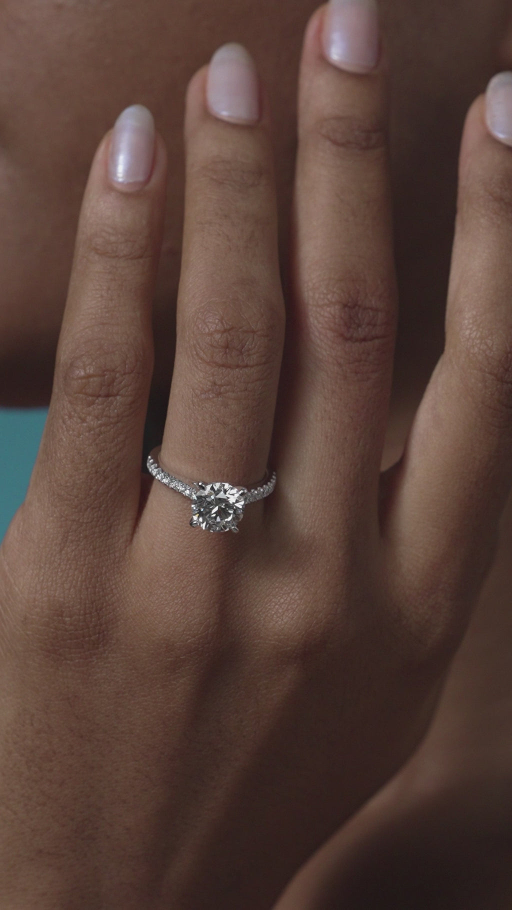 18k Weißgold Pavé Verlobungsring mit rundem Brillant Labordiamanten