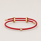 Rotes Armband aus veganem Leder mit 0,10 ct Labordiamant und Details aus 18K Gold