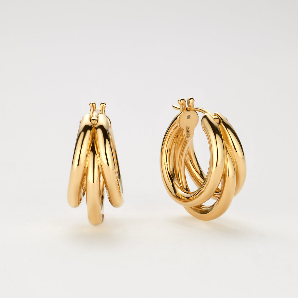 Skulpturale Triple Creolen aus massivem 18K Gold mit dreifach geschwungenem Design.