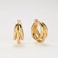 Skulpturale Triple Creolen aus massivem 18K Gold mit dreifach geschwungenem Design.