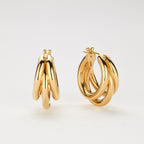 Skulpturale Triple Creolen aus massivem 18K Gold mit dreifach geschwungenem Design.
