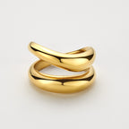 Skulpturaler Statement Ring aus 10,00 g massivem 18K Gold mit weich geschwungener Form.