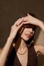 Model trägt ein skulpturales Glieder Collier aus massivem 18K Gold in einer eleganten Editorial Aufnahme.