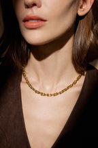 Skulpturales Glieder Collier aus massivem 18K Gold am Hals getragen.
