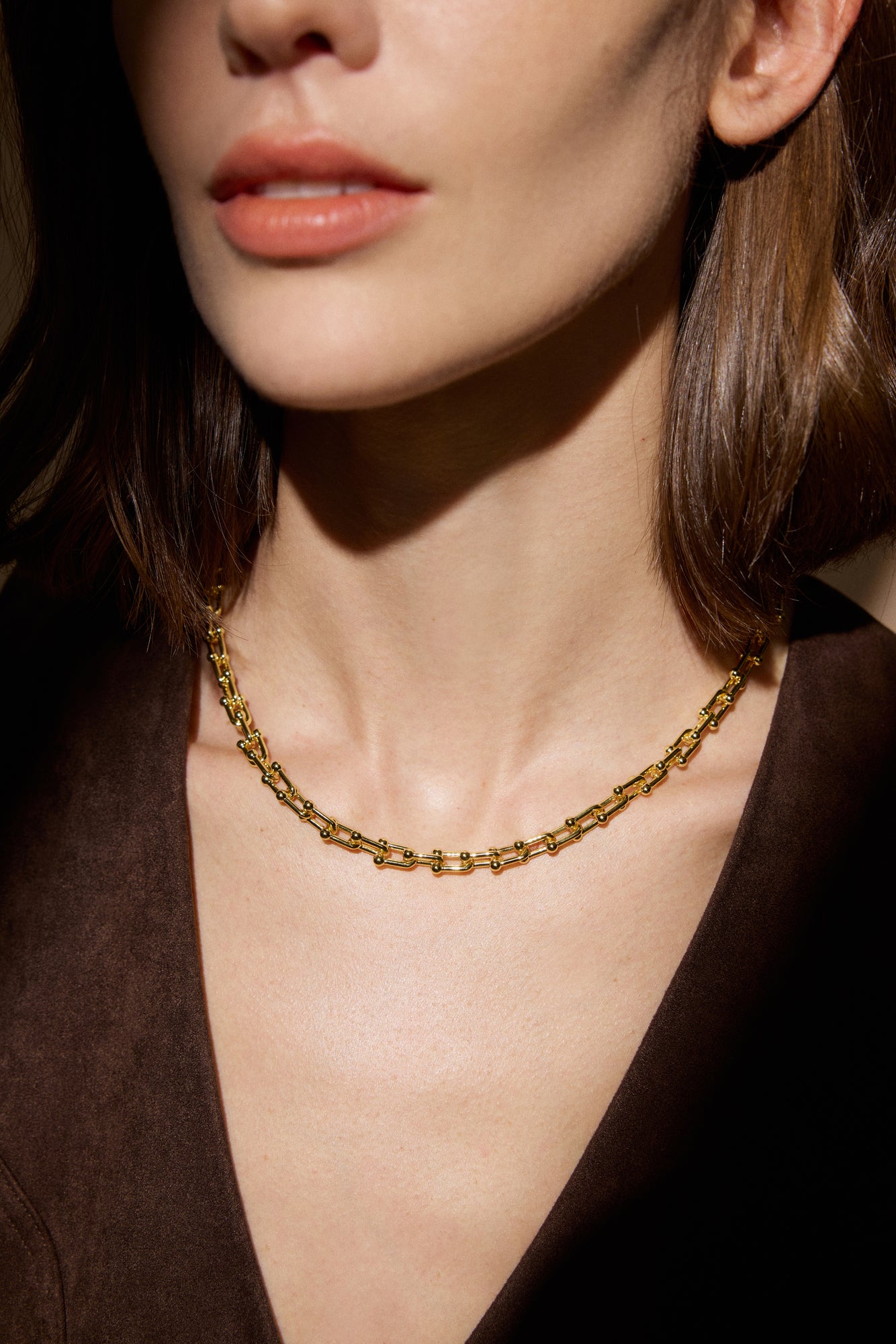 Skulpturales Glieder Collier aus massivem 18K Gold am Hals getragen.