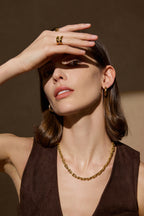 Model trägt ein skulpturales Glieder Collier aus massivem 18K Gold in einem eleganten Goldschmuck Styling.