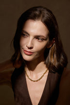 Model trägt ein skulpturales Glieder Collier aus massivem 18K Gold.
