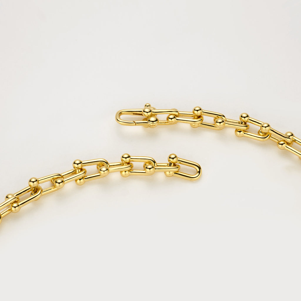 Detailaufnahme des Verschlusses eines skulpturalen Glieder Colliers aus massivem 18K Gold.
