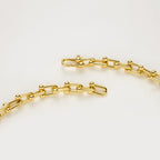 Detailaufnahme des Verschlusses eines skulpturalen Glieder Colliers aus massivem 18K Gold.