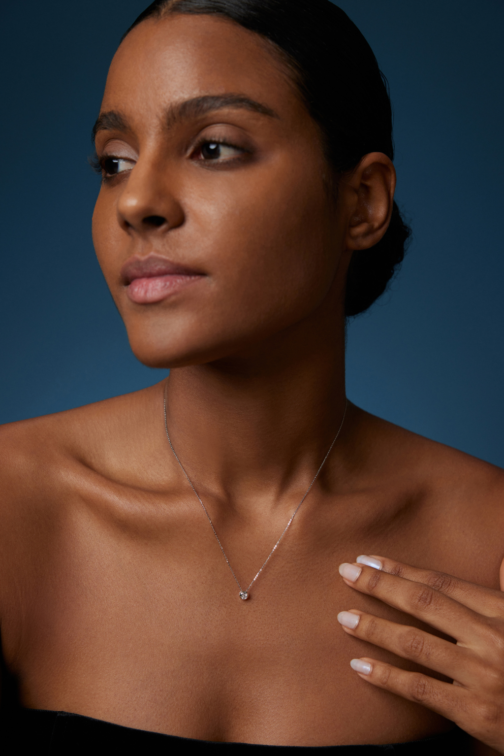 Model trägt eine Solitär-Diamantkette aus 18K Weißgold mit rundem Labordiamanten in moderner Zargenfassung.