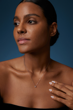Model trägt eine Solitär-Diamantkette aus 18K Weißgold mit rundem Labordiamanten in moderner Zargenfassung.