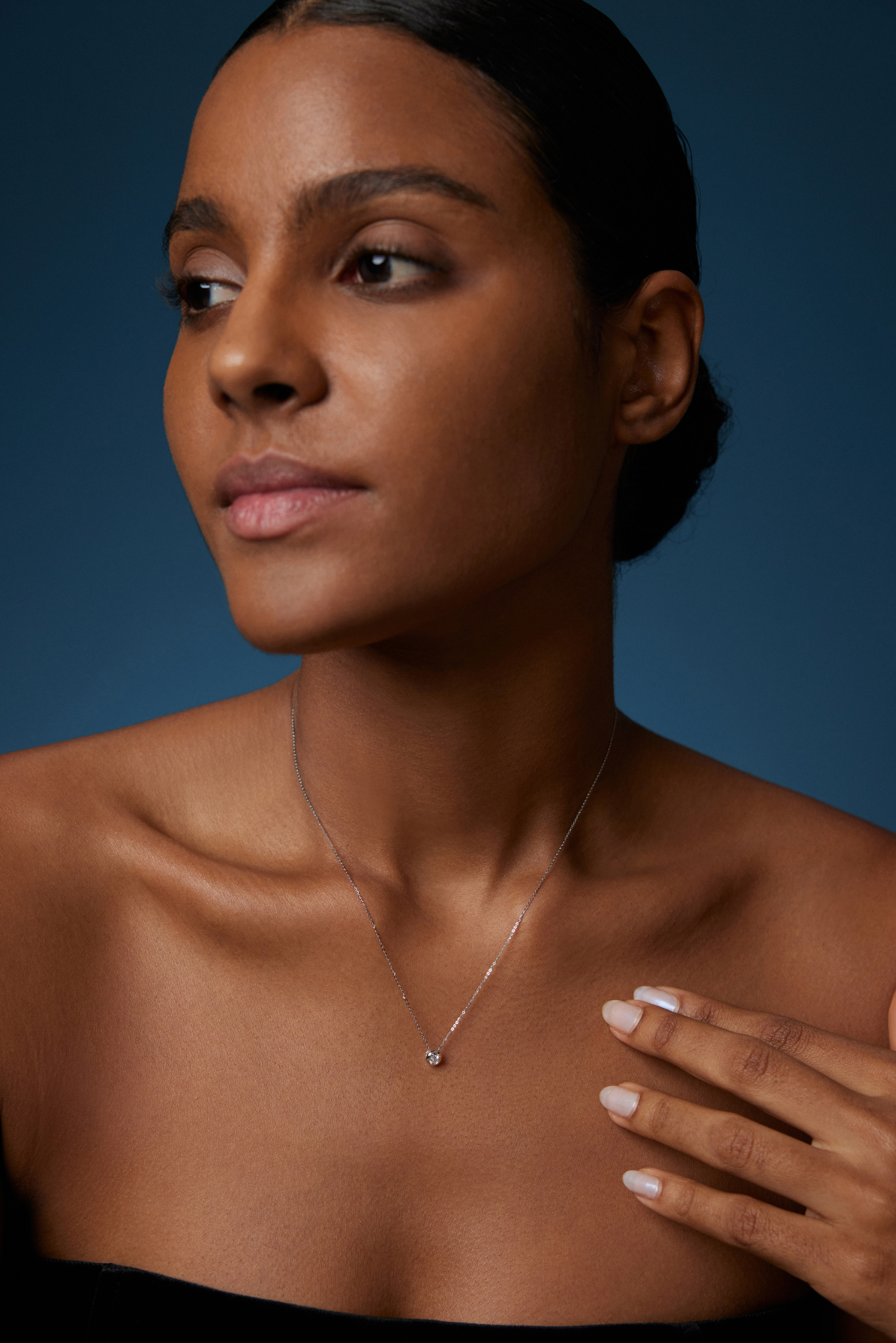 Model trägt eine Solitär-Diamantkette aus 18K Weißgold mit rundem Labordiamanten in moderner Zargenfassung.
