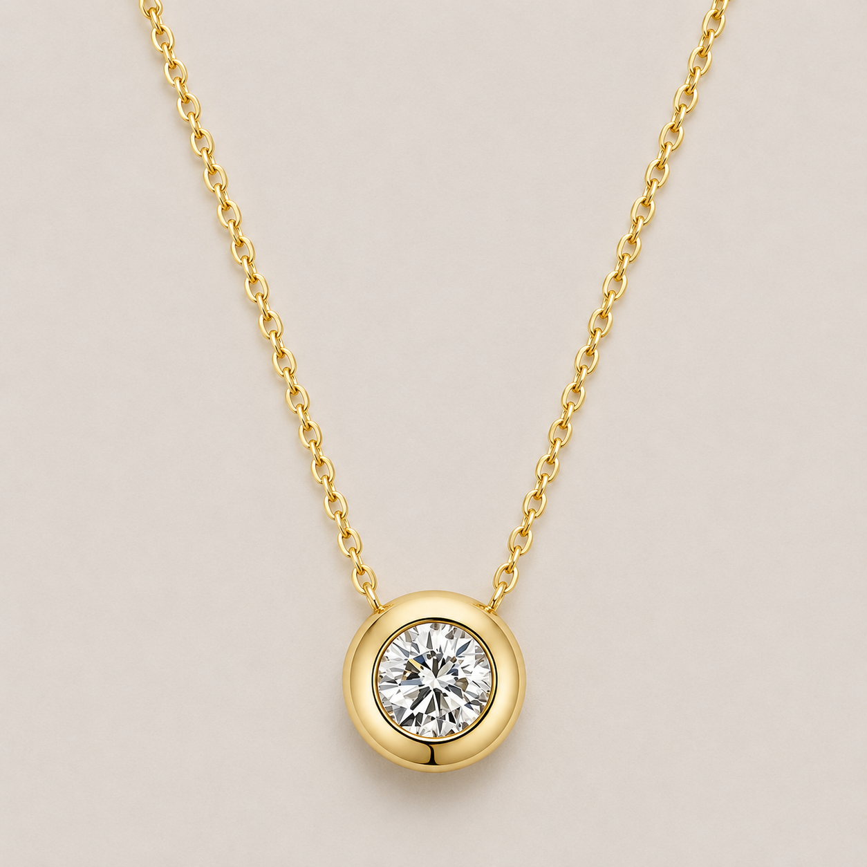 Solitär-Diamantkette aus 18K Gelbgold mit rundem Labordiamanten in moderner Zargenfassung, frontal dargestellt.