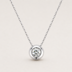 Solitär-Diamantkette aus 18K Weißgold mit rundem Labordiamanten in moderner Zargenfassung.