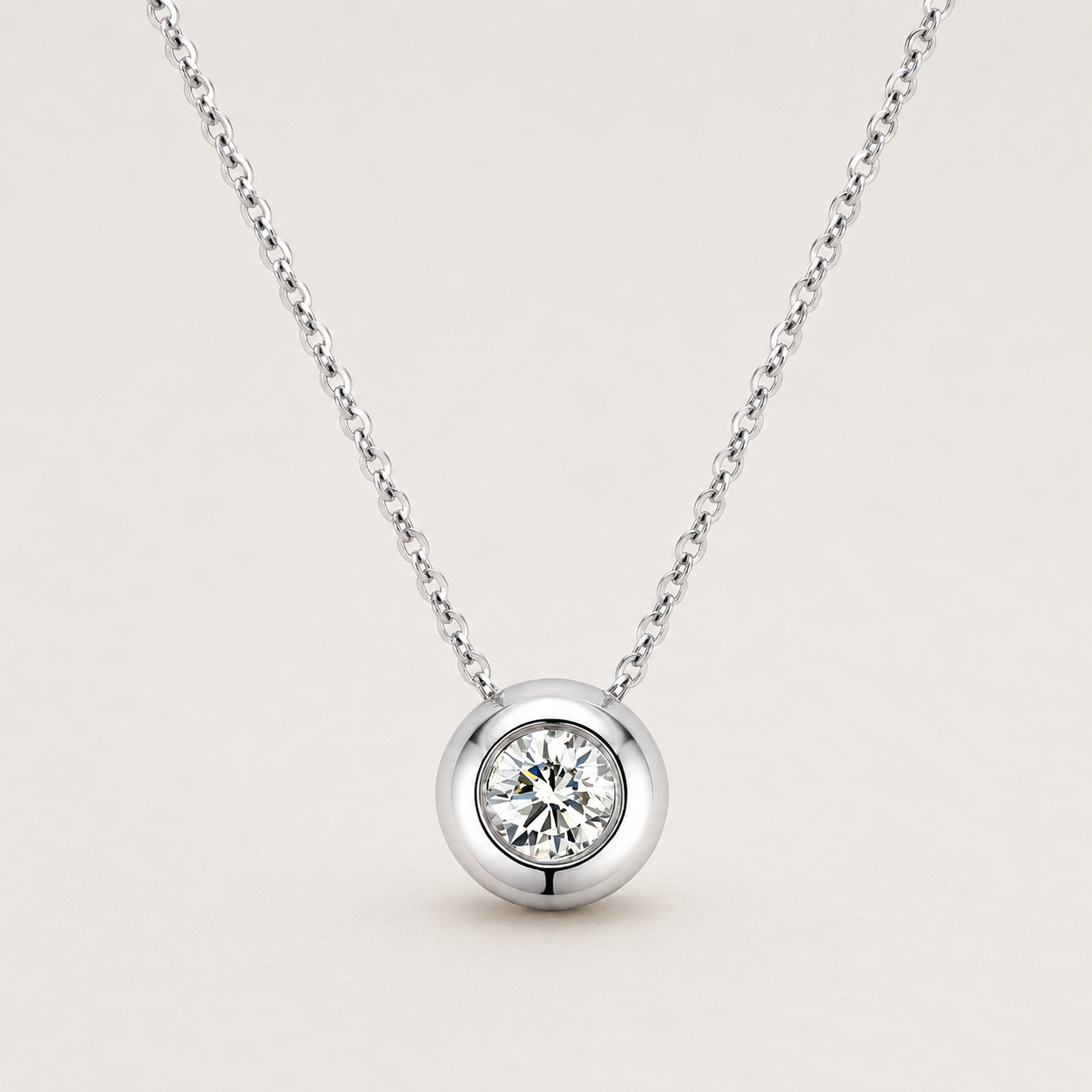 Solitär-Diamantkette aus 18K Weißgold mit rundem Labordiamanten in moderner Zargenfassung.