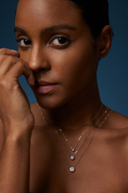 Model trägt drei Solitär-Diamantketten aus 18K Weißgold mit runden Labordiamanten in unterschiedlichen Größen als elegantes Layering.