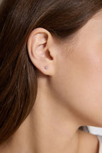 Model trägt einen Solitär-Ohrstecker aus 18K Weißgold mit rundem Labordiamanten und insgesamt 0,20 ct pro Paar