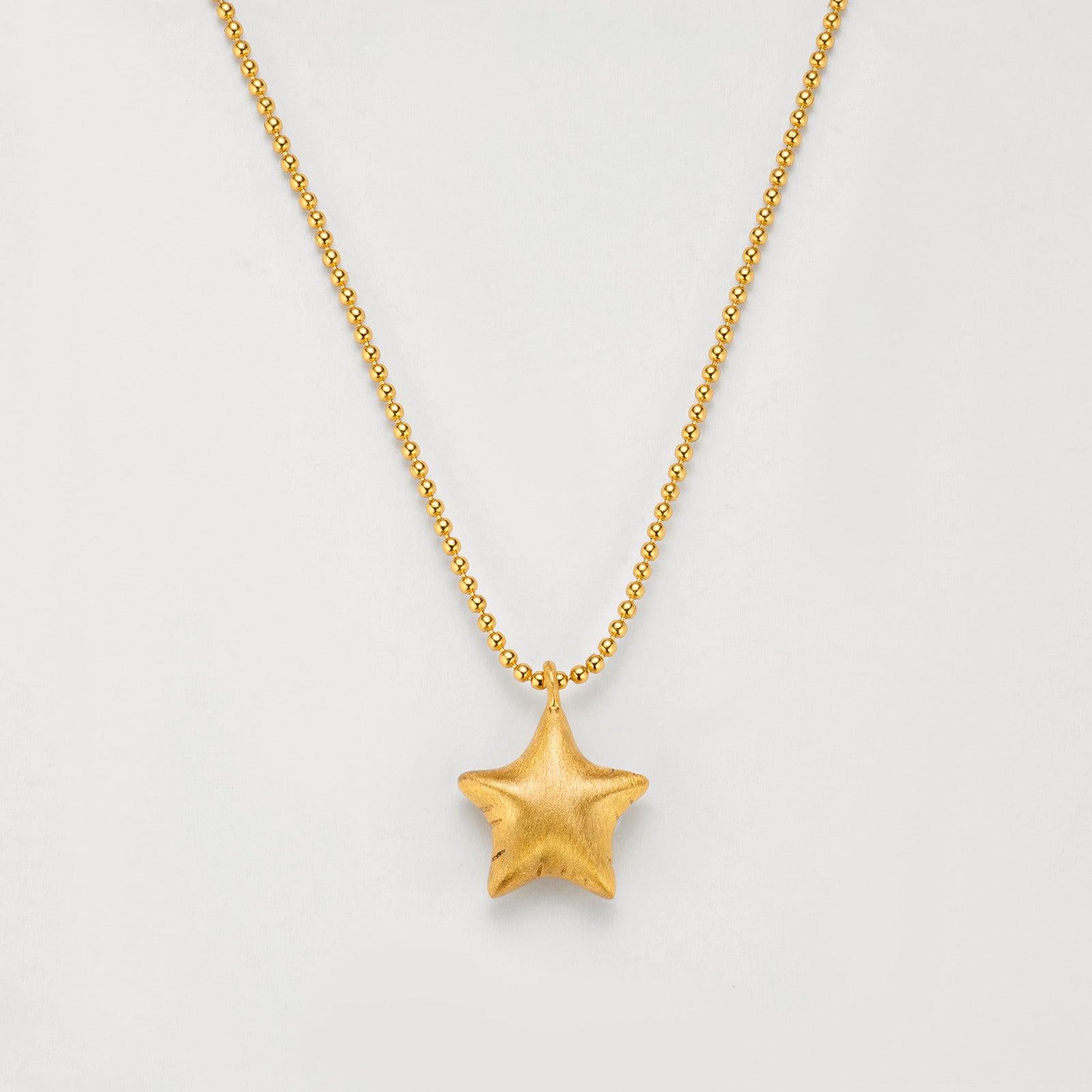 Stern Collier aus massivem 18K Gold mit mattiertem Sternanhänger und feiner Kugelkette.